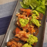 Bruskete od paradajza i avokada – obrok za stabilan šećer, creva i imunitet