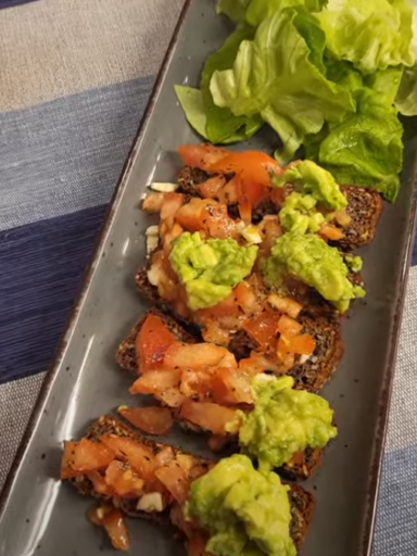 bruskete paradajz avokado