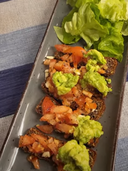 bruskete paradajz avokado