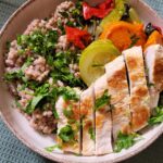 Balansiran tanjir za stabilan šećer i zdrava creva – Grilovana piletina, heljda i povrće