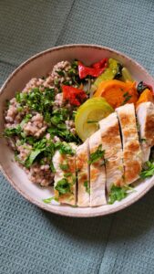 rilovana piletina sa kuvanom kinoom i grilovanim povrćem