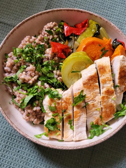 rilovana piletina sa kuvanom kinoom i grilovanim povrćem